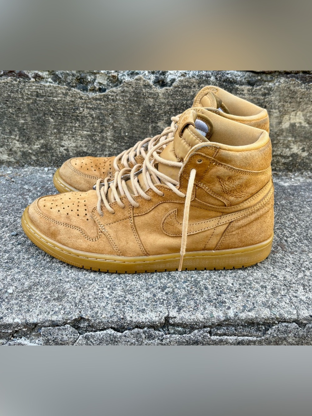 Air Jordan 1 Retro High Og. Golden Harvest/Wheat. Size 10.5